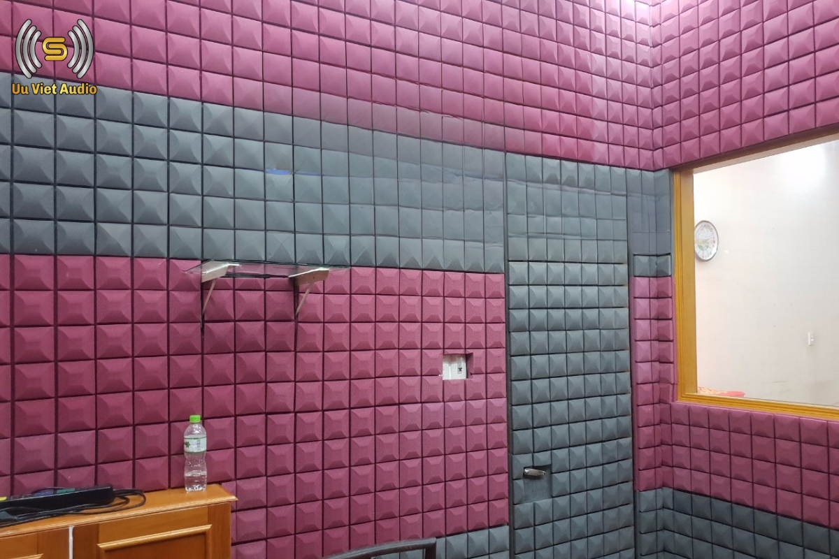 Nên chọn mút hay panel gỗ cho phòng livestream?